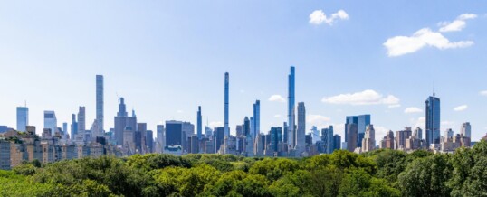 Hochul sorprende il real estate: in arrivo la tassa sulle seconde case di lusso